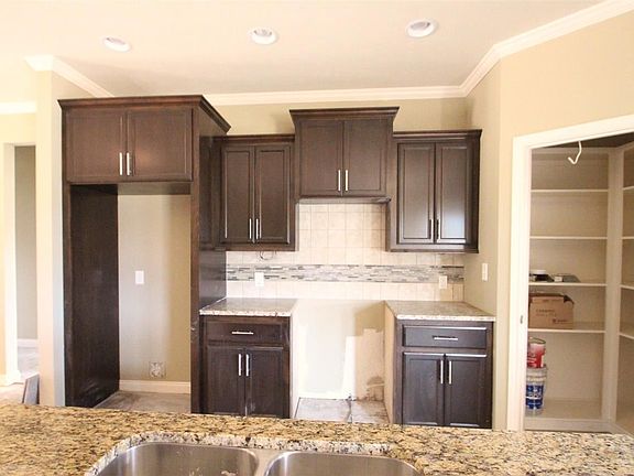 5th image of 536 Arnold Ln
