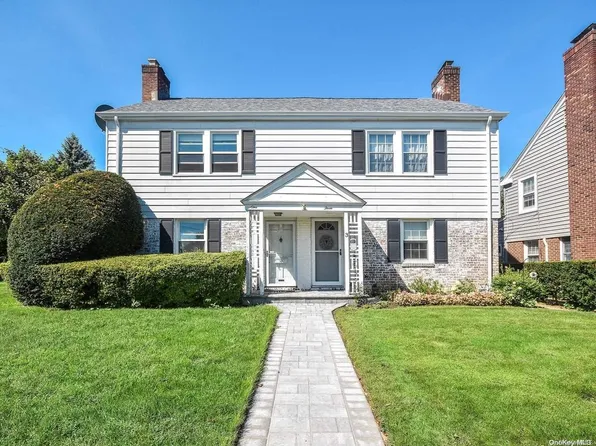 3 Bayview Court, Manhasset, NY 11030