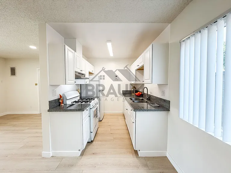 6336 TUJUNGA AVENUE — Photo 5