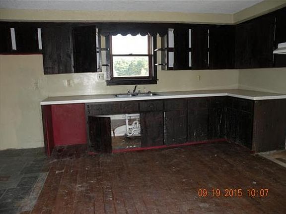 2nd image of 411 Seymour Hill Rd