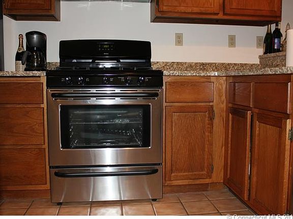 5th image of 8 Hickory Ln