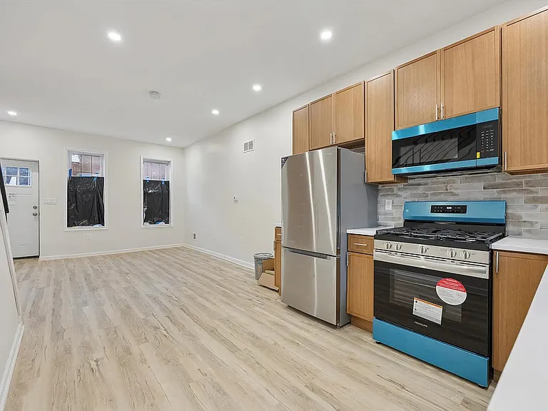 2615 Earp St — Photo 6