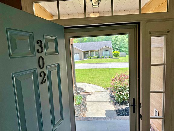 4th image of 302 Foxchase Cir