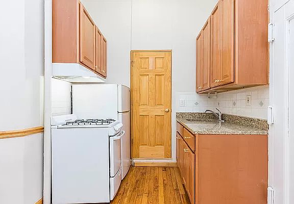 4th image of 97 E 7th St APT 3