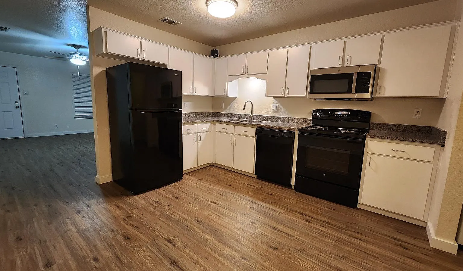 2 bed, 895 sqft, $995 — Photo 1