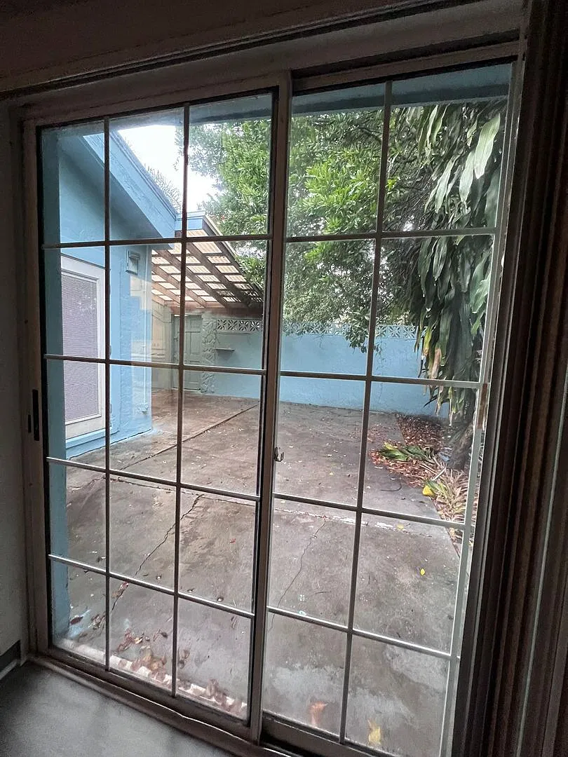 nice house with 2 sitting area and fenced patio — Photo 3