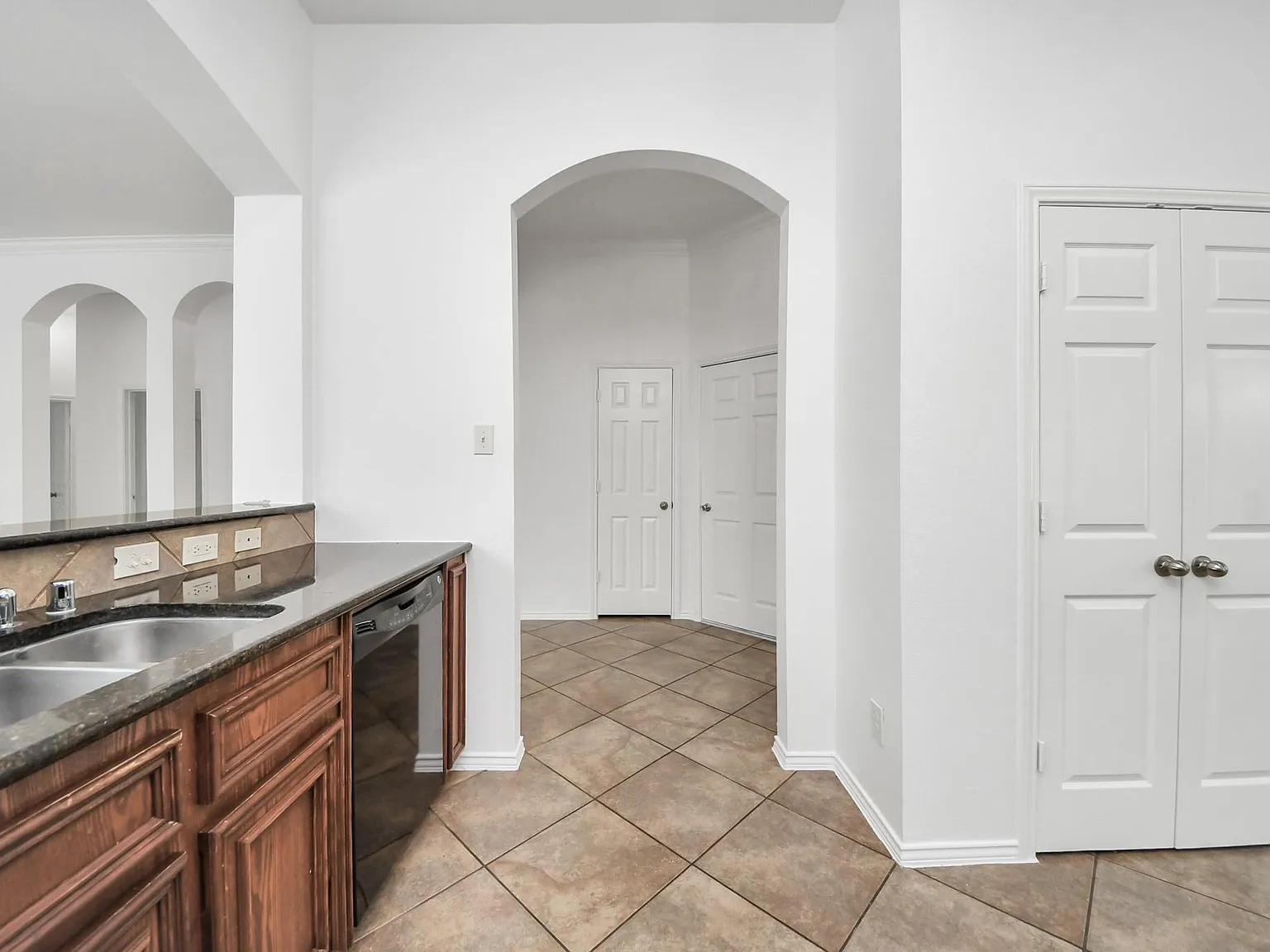4 bed, 2.0 bath, 1923 sqft, $2,500 — Photo 3