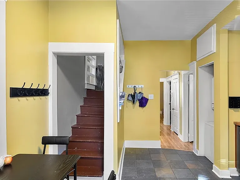 534 E Waldburg St #B — Photo 6