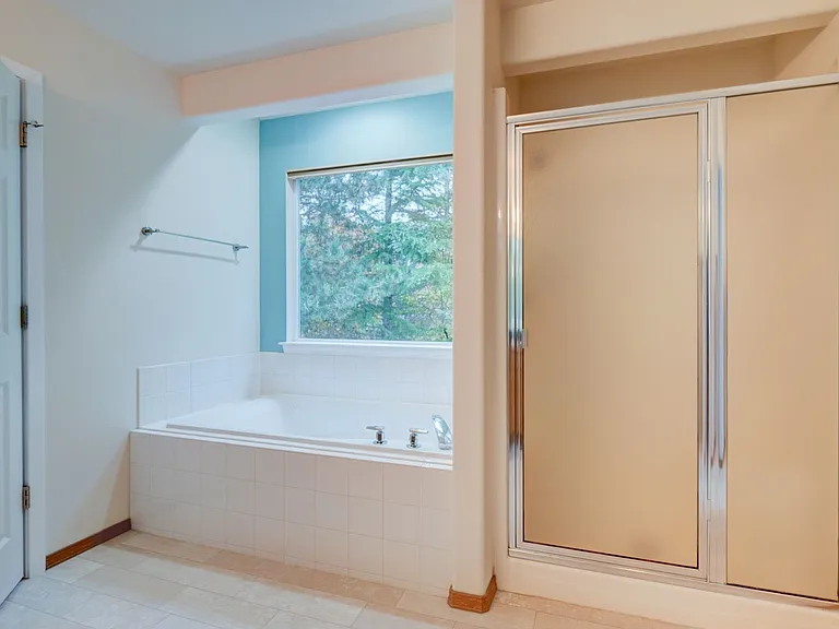536 SW Regency Dr — Photo 20