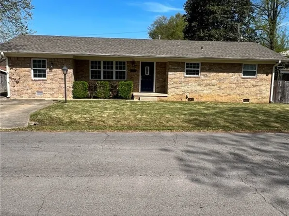 1011 N 3rd St, Paris, AR 72855