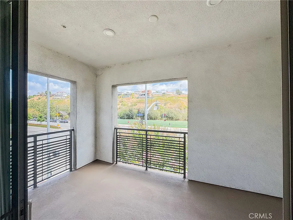 4 bed, 3.5 bath, 2580 sqft, $14,950 — Photo 4