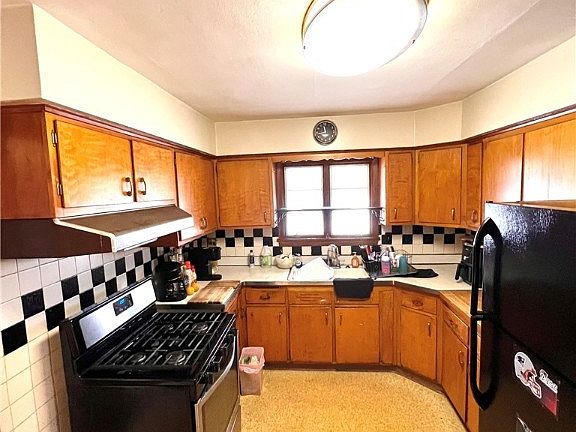 5th image of 19551 Tyronne Ave