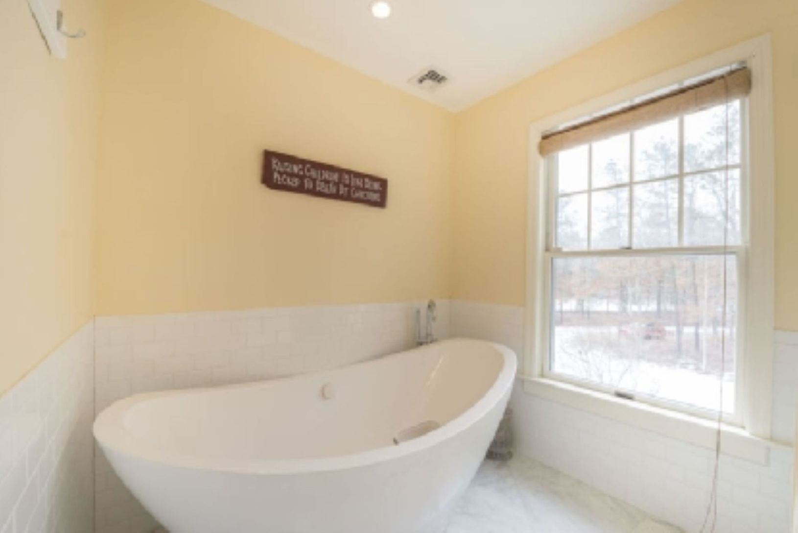  LARGE TUB IN MASTER BATH