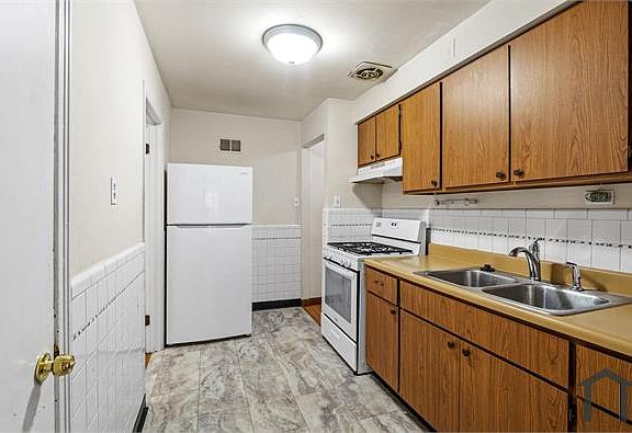 3rd image of 9618 Colony Dr