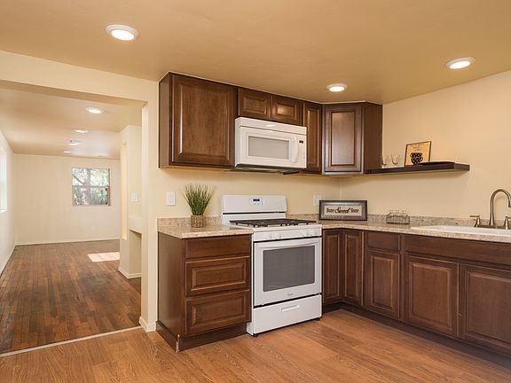 5th image of 806 N Almendra St