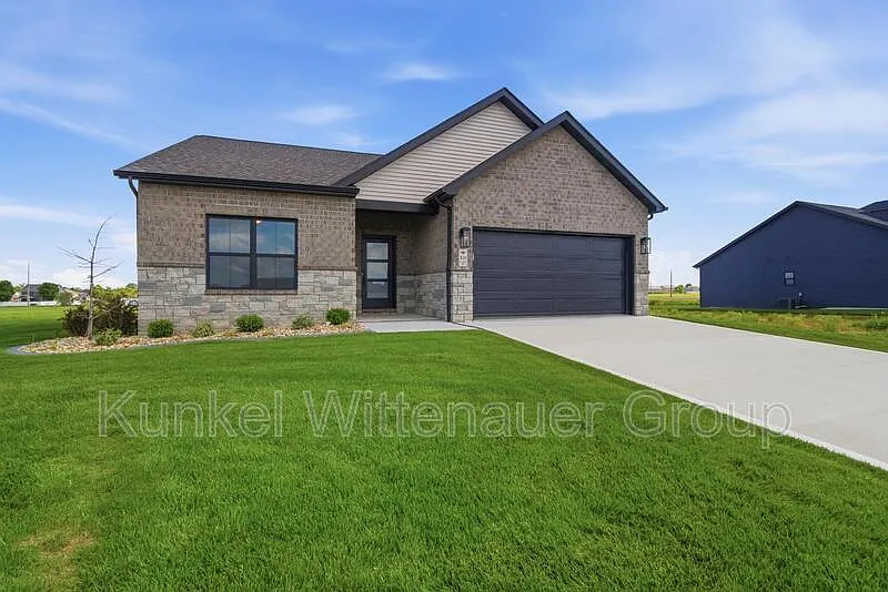 3 bed, 3.0 bath, 2479 sqft, $3,000 — Photo 2