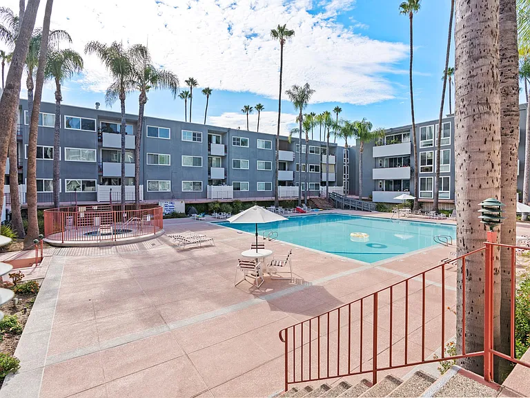 4915 Tyrone Ave #215 — Photo 1