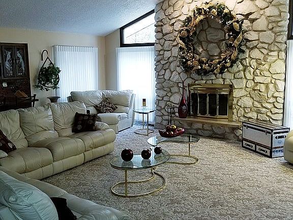 Great room w stone fireplace