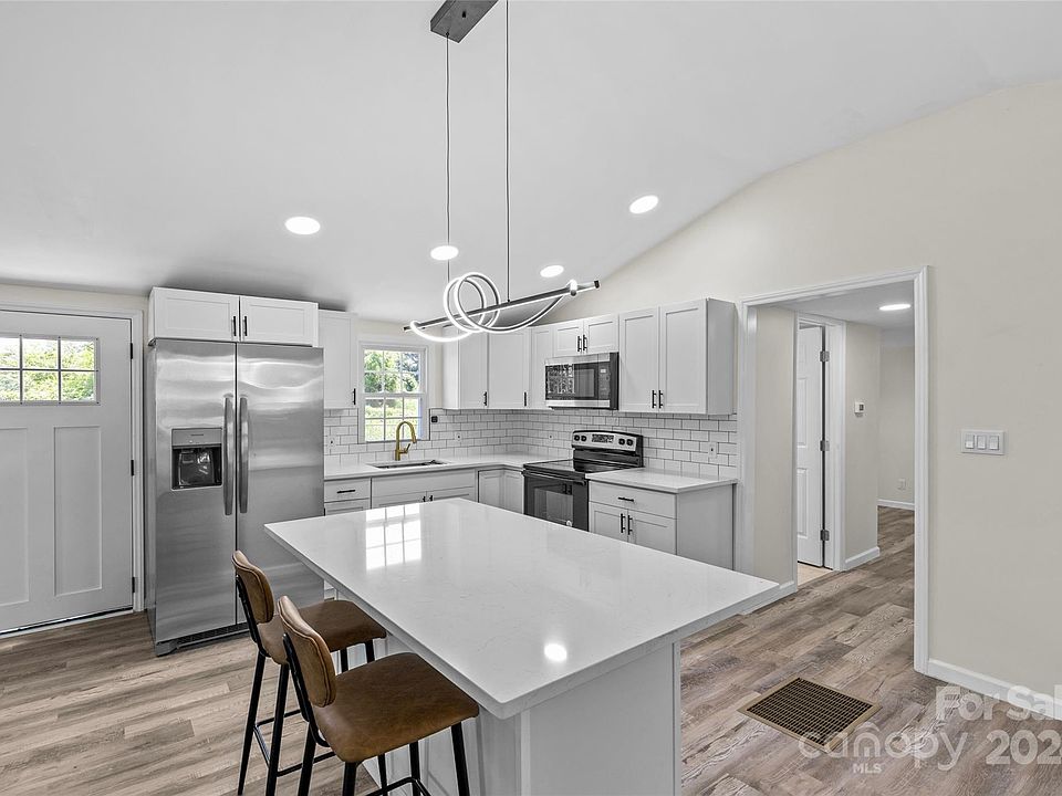 1st image of 204 Hoyle Cir