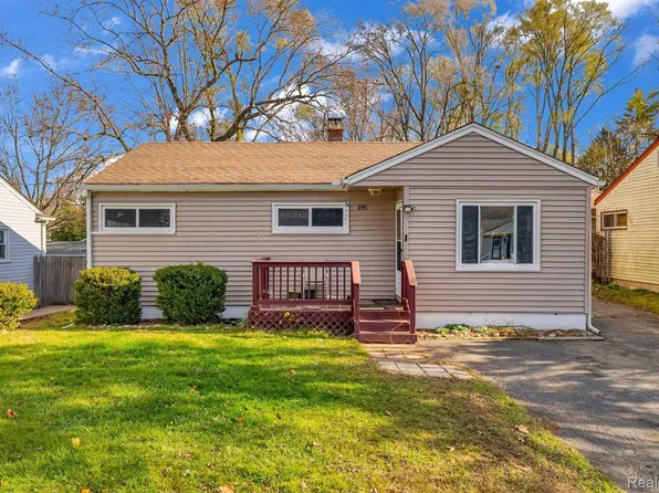 295 Rivard Blvd, Waterford, MI 48327