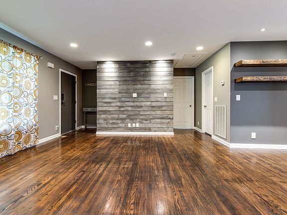 3rd image of 2106 Crystal Dr