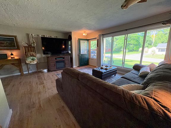 4th image of 3456 Acacia Blvd