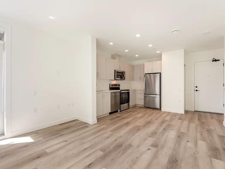 2762 Lonsdale Ave — Photo 45