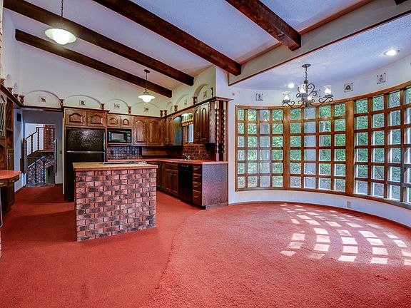 Informal Dining to Kitchen