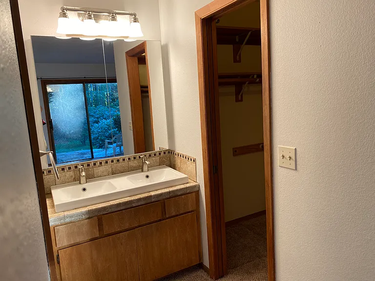 2558 Troy Ct — Photo 15