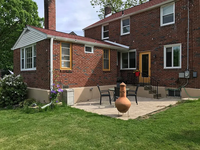 1643 Surrey Ln — Photo 6