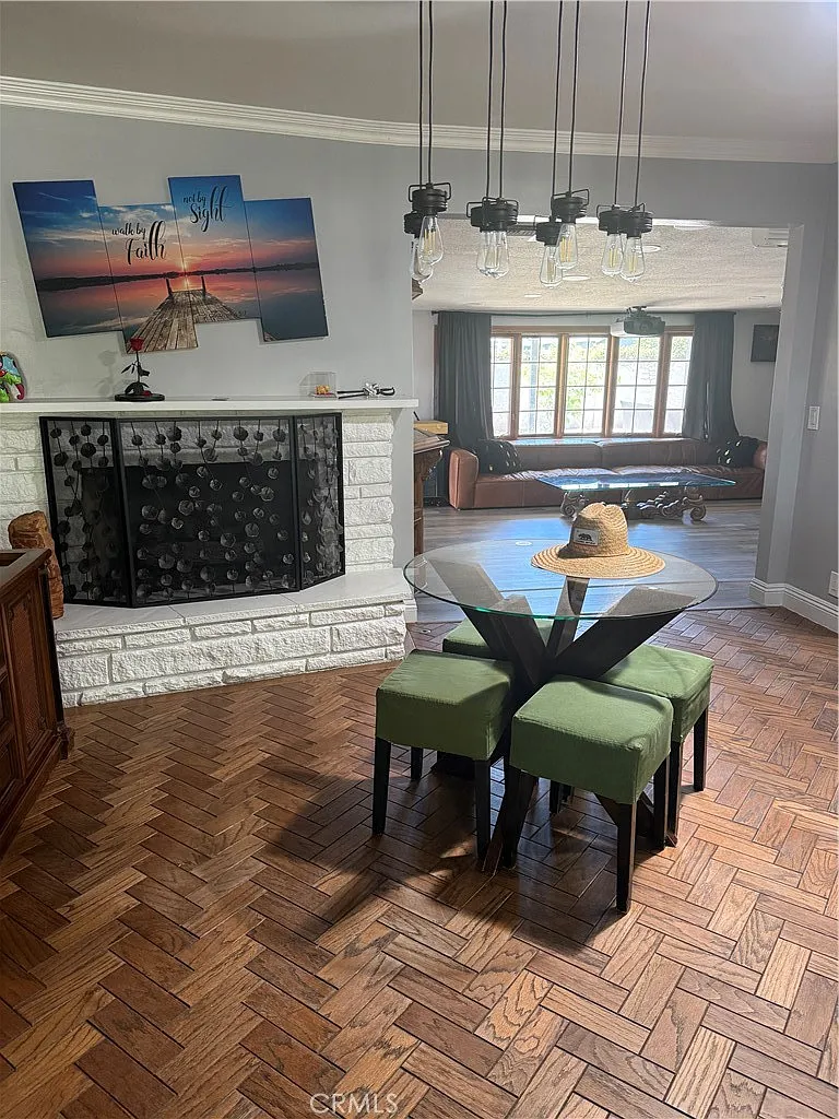 4 bed, 2351 sqft, $6,800 — Photo 2