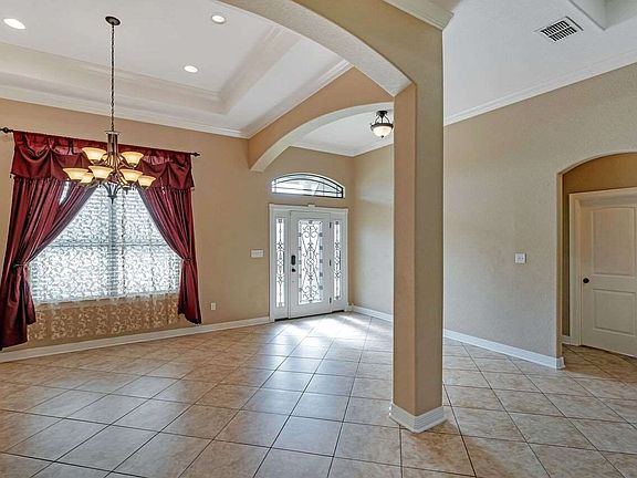 2nd image of 809 Woodridge Cir