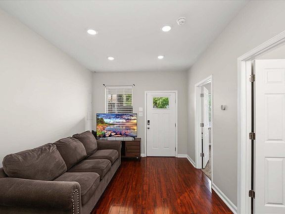 3rd image of 513 E Row #E