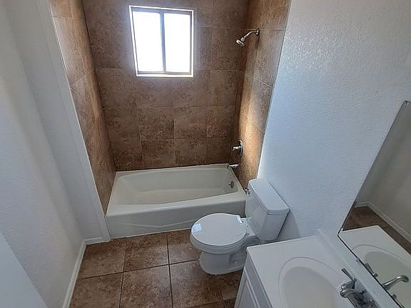 2nd image of 10424 Ashwood Dr