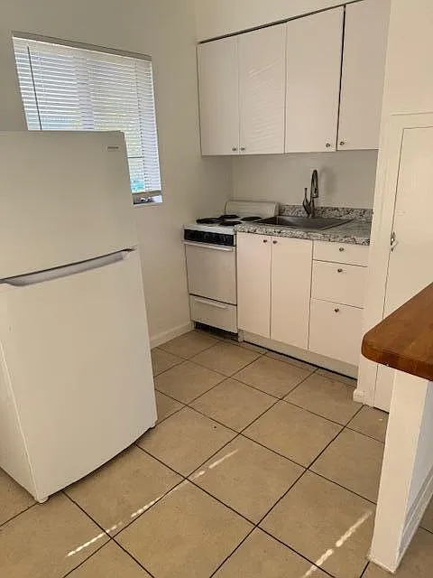 211 Sunrise Ave — Photo 3