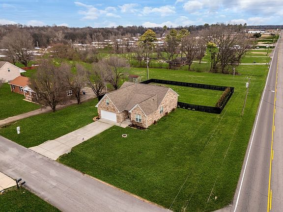 5th image of 700 Redwood Cir