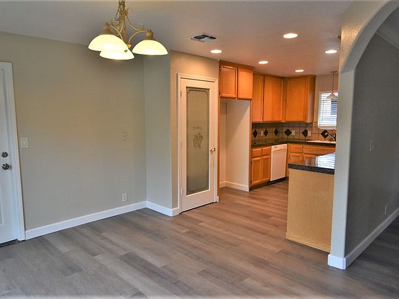 3rd image of 7642 Oak Grove Ave