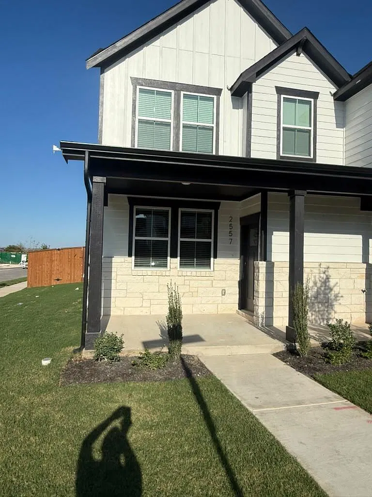 3 bed, 2.5 bath, 1757 sqft, $2,195 — Photo 2