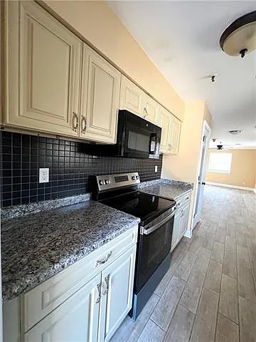 3 bed, 2.0 bath, 1440 sqft, $1,700 — Photo 4