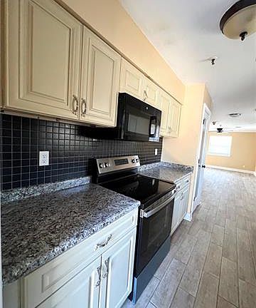 4th image of 2627 Panama St