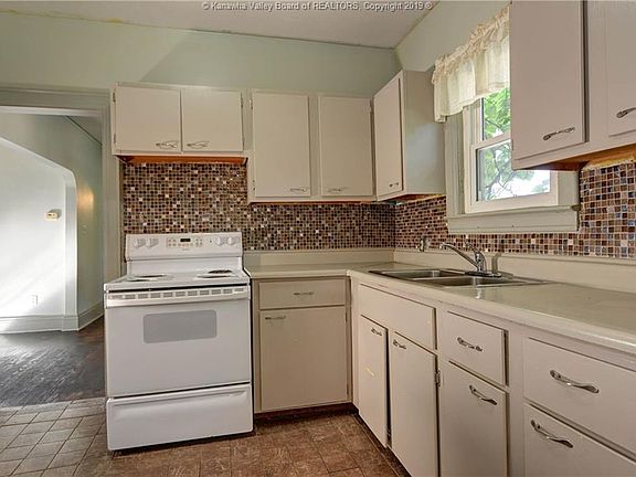 3rd image of 703 1/2 Grace Ave