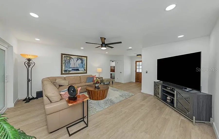 2 bed, 2.0 bath, 1371 sqft, $3,000 — Photo 4