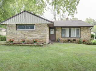 W200N9430 Woodside Ln, Menomonee Falls, WI 53051