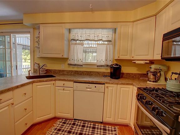 4th image of 297 Woodward Dr