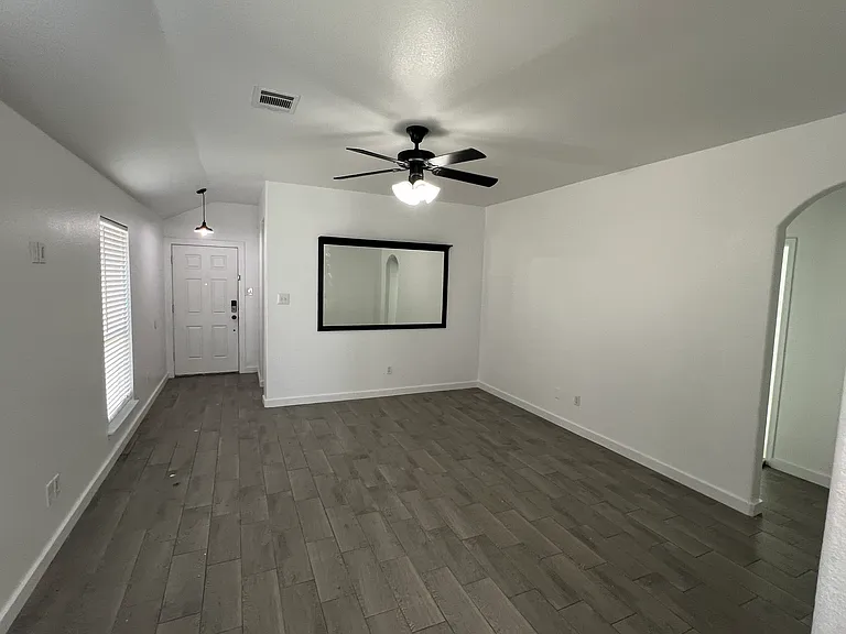 205 Elm Grv — Photo 3