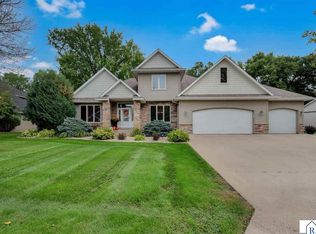 18 Newcastle Ct, North Mankato, MN 56003