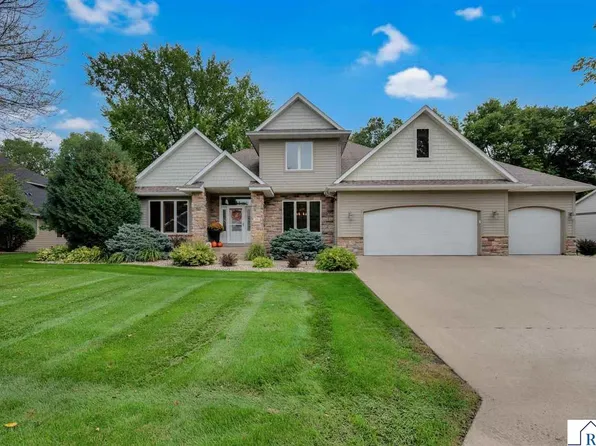 18 Newcastle Ct, North Mankato, MN 56003