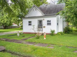 112 N Bond St, Altamont, IL 62411