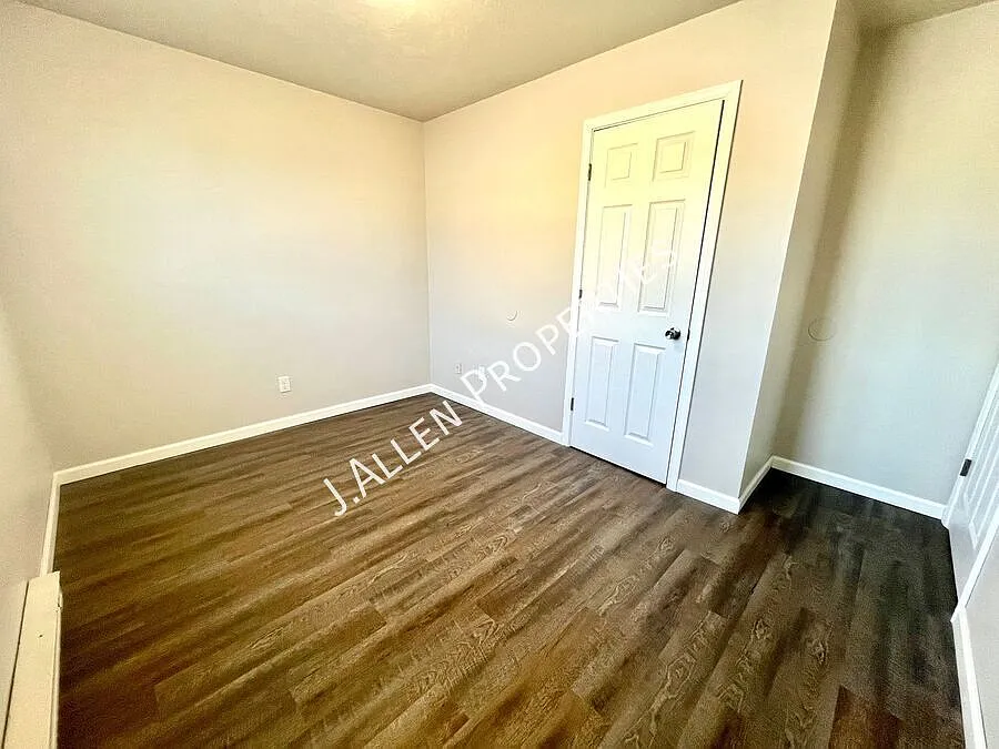 Modern, Renovated 2 bed — Photo 4