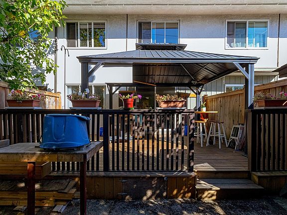3rd image of 386 Burnside Rd W